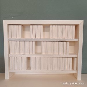 Boekenkast met Bijbelboeken